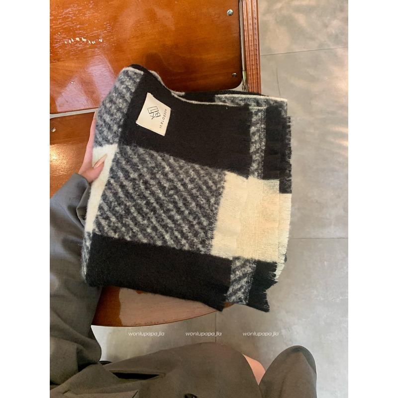 

A New Retro Large Checkered Scarf for Women in Winter with A High-end and Versatile Feel. It s A Warm Checkered Shawl and A Thick Scarf 190*62cm