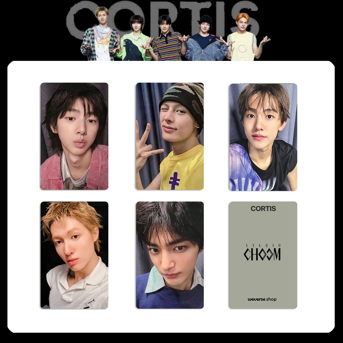 

Групповое фото и витрина карточек CORTIS: Специальный альбом и карты для камбэка от HMV, WVS, Tower Records.