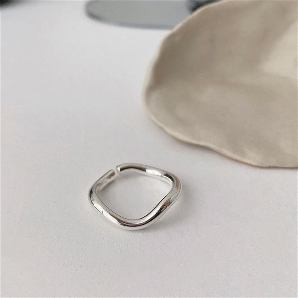 Elegant Black Agate Sterling Silver Women's Ring - Retro Design, Colorfast, Light Luxury Jewelry.