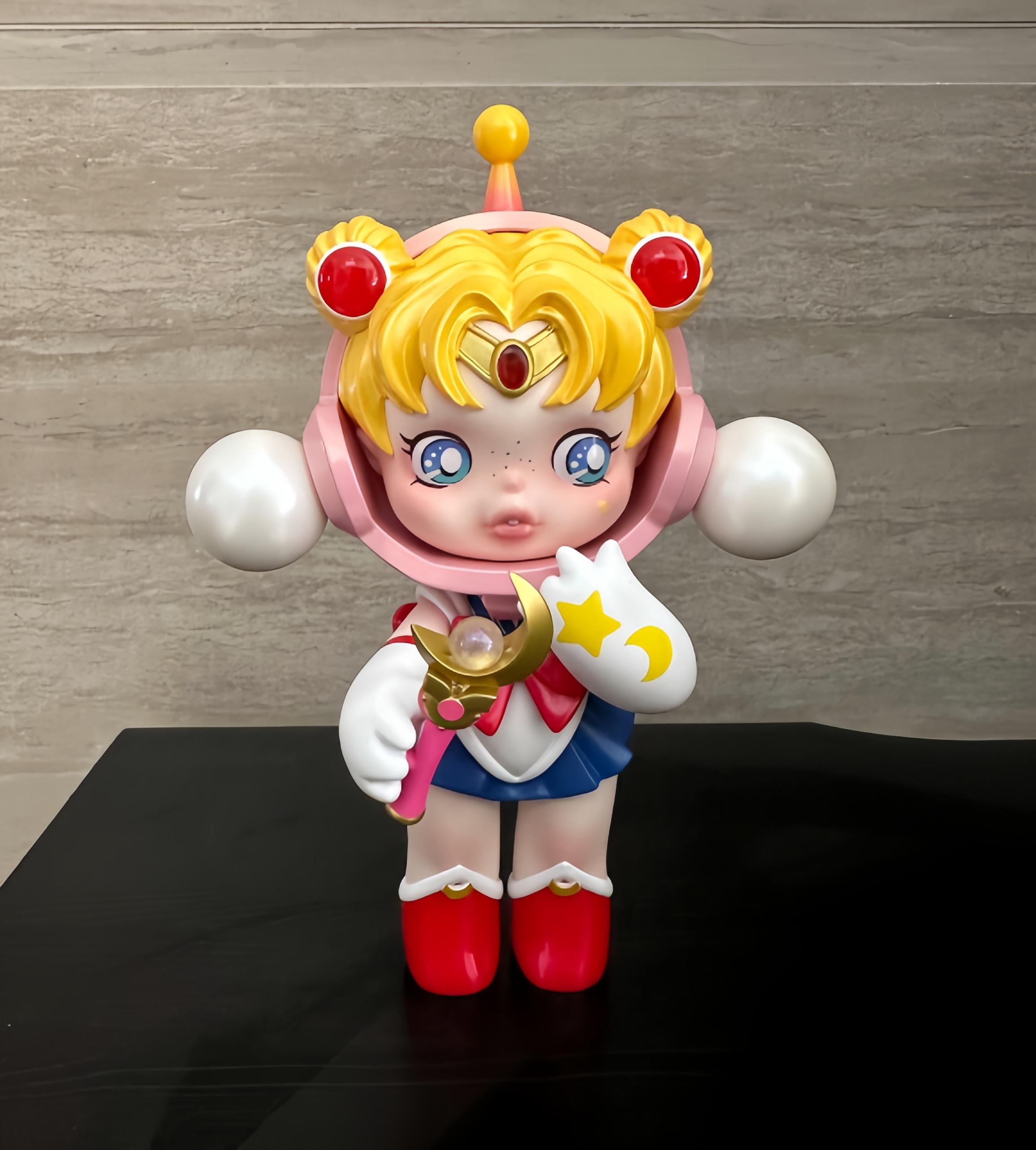 

POP MART Фигурка-коллаборация SKULLPANDA x Sailor Moon - Милая и модная коллекционная кукла 18cm