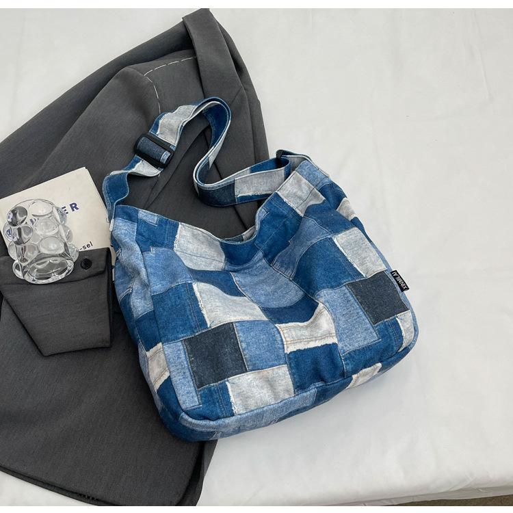 Женская большая вместительная пригородная сумка через плечо — фото 10