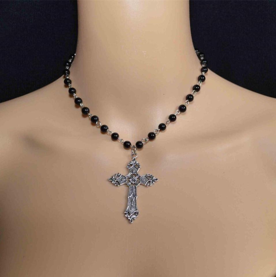 Gotický křížový náhrdelník - Unikátní design šperku