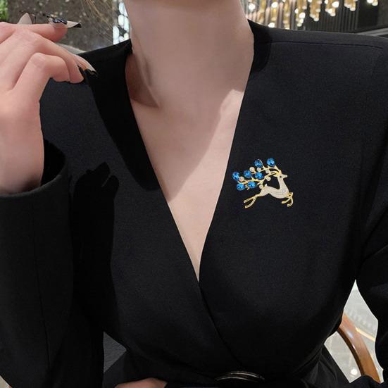 Women Brooch Small Deer Design Stable Pin with Rhinestone Inlay Dazzling Sweater Suit Coat Dress Badge Outfit Accessory