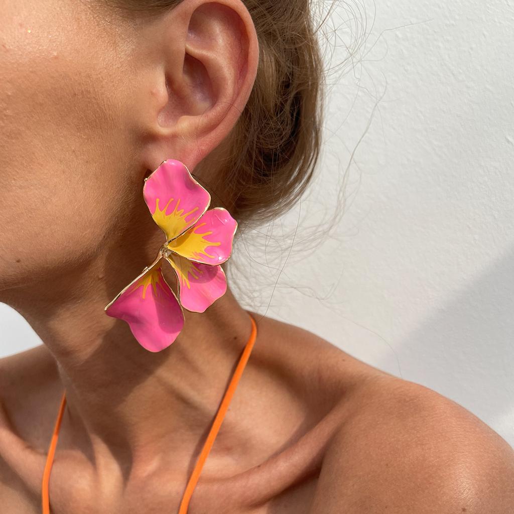 Orecchini a Bottone Petalo Rosa a Cambiamento Graduale Irregolare Design Artistico Metallo Fiore Tridimensionale Orecchini