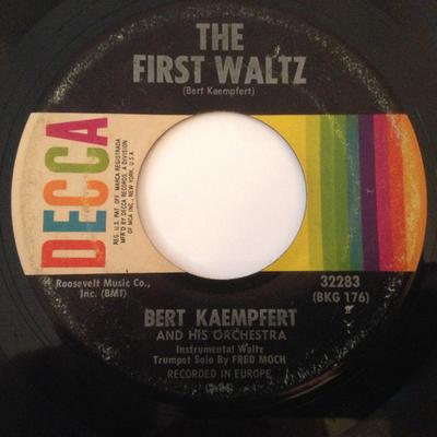 7-Zoll-Schallplatte BERT KAEMPFERT & SEIN ORCHESTER - The First Waltz / Somebody Loves Yo 32283 DECCA 1968 US Pop Gebraucht