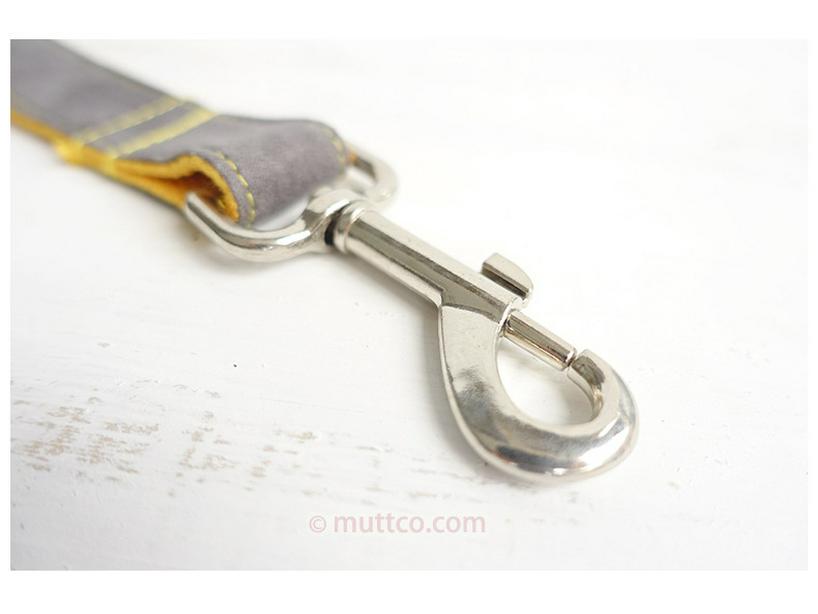 Maßgefertigte graue Hundeleine - Kreatives Design zum Spazierengehen