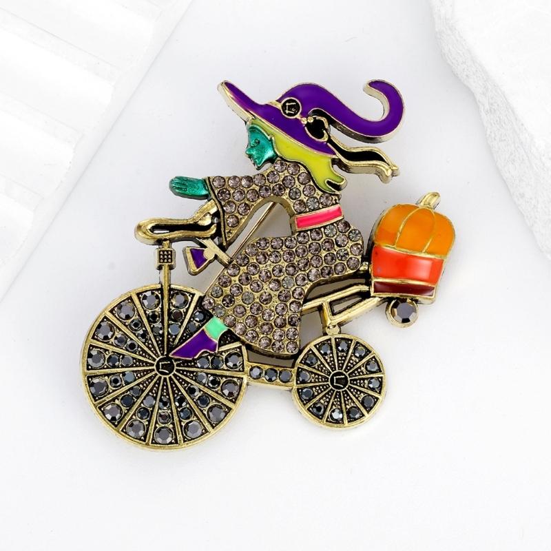 Bezaubernde Hexe auf Fahrrad Kürbis Brosche Legierung Schmuck Accessoire Für Halloween Outfit