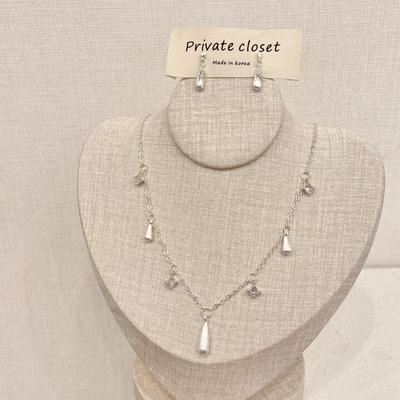 Elegantes Set aus Halskette und Ohrringen mit mehreren Blumen aus Zirkonia – vielseitiges High-End-Accessoire