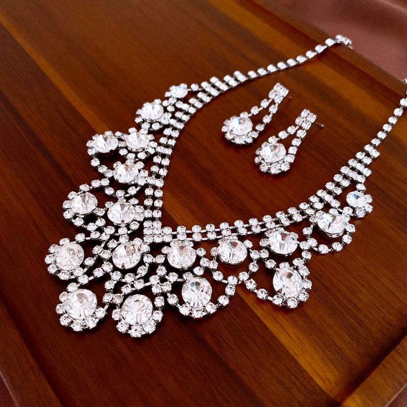 Retro Rhinestone Floral Jewelry Set: Elegant Stud Earrings & Luxury Clavicle Necklace