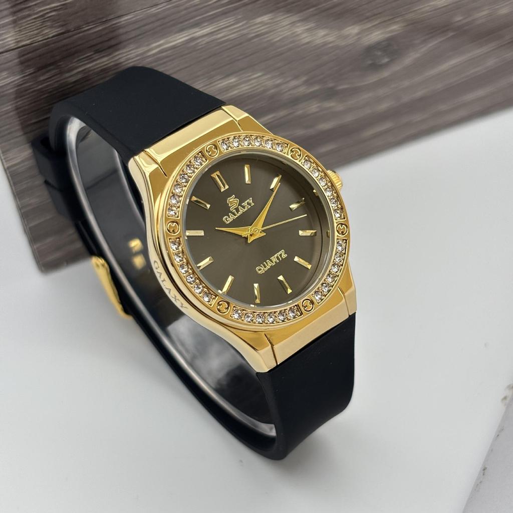 Elegant Men's Round Black Watch with Diamonds