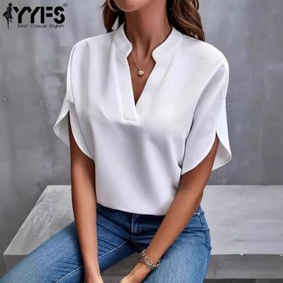 Una Blusa Casual con Scollo a Mocassino e Spacchi Corti sulle Maniche per Primavera ed Estate.
