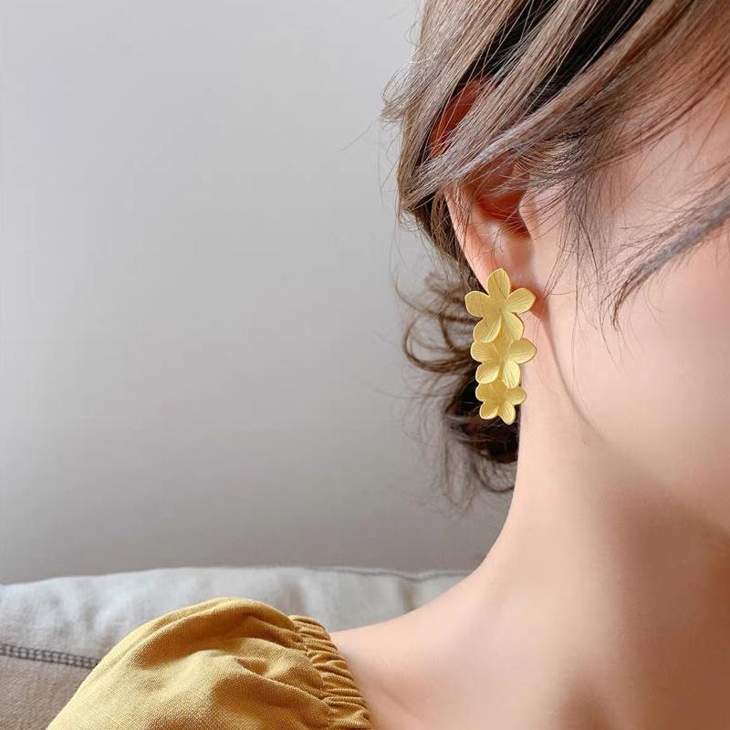 Spring/Summer Pearl Studs: High-End 925 Silver Cute Earrings for Women