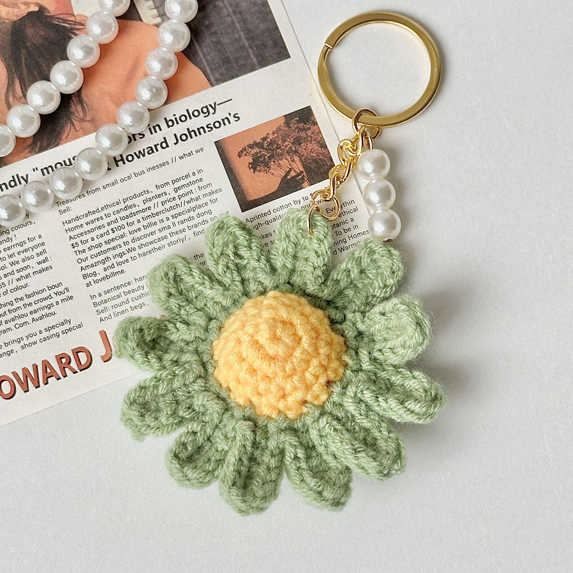 

Плетеный крючком брелок-подвеска в виде ромашки ручной работы Gold Clasp with Pearl (Gift Packaging) зелёный