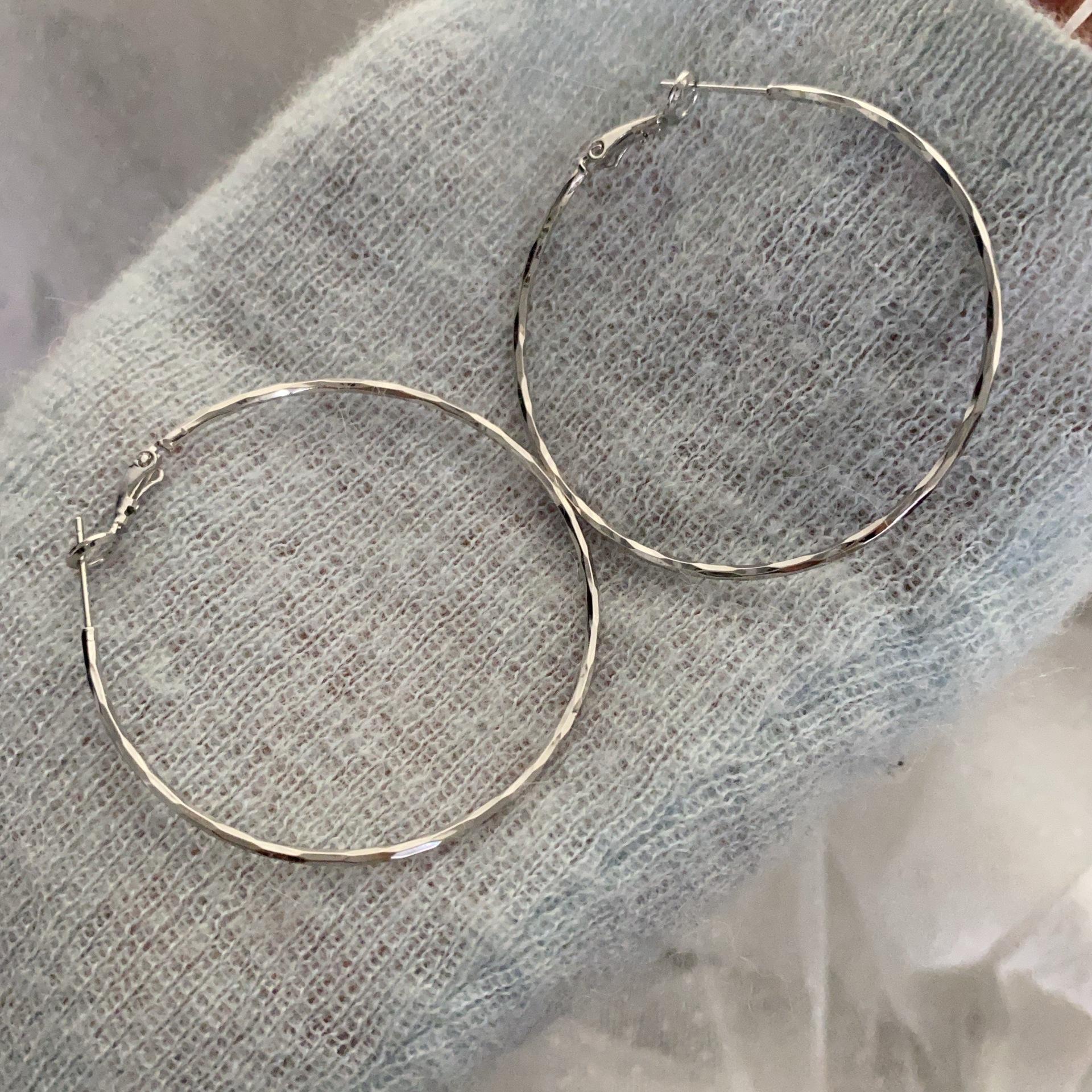 

Премиум атмосфера простые серьги женские большие круглые темпераментные модные универсальные простые кольца серьги холодный ветер серьги