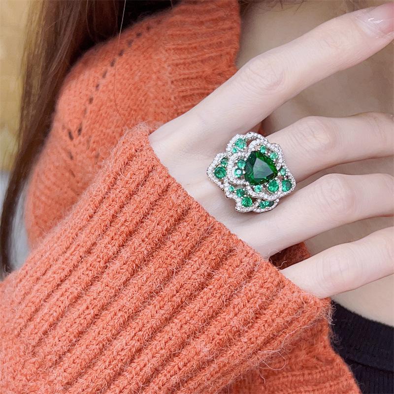 Emerald Four-Leaf Clover Retro Ring for Women – Light Luxury, Fashionable Green Flower Design Adjustable