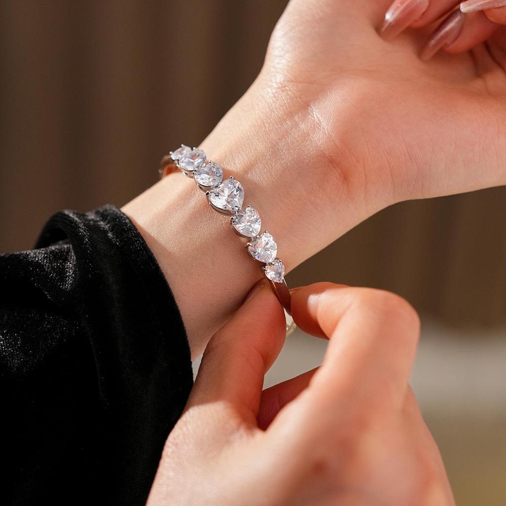 Gold-Plated Zircon Sun & Heart Bracelet: Stylish, Versatile, Elegant Light Luxury Jewelry for Women.