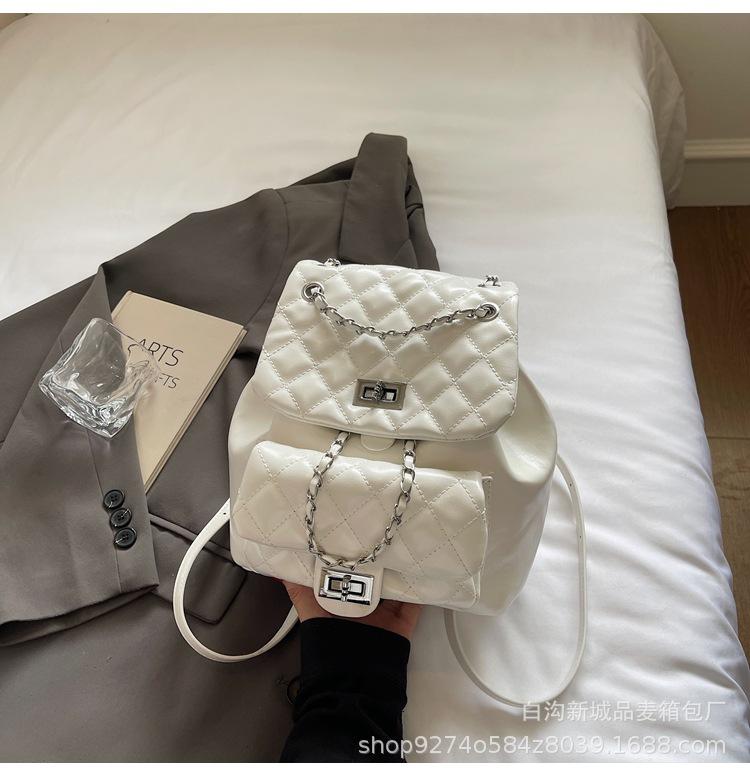 

Korean version of niche design backpack 2025 new large-capacity backpack women s leisure personality trend simple shoulder bag белый