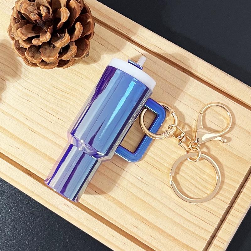 Llavero Copa Rey Hielo: Colgante Stanley versátil para pintalabios o para colgar en la mochila