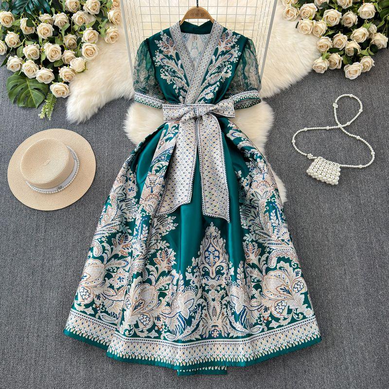 

Нежное ретро пальто с вышивкой и принтом, завязывающееся платье Green M