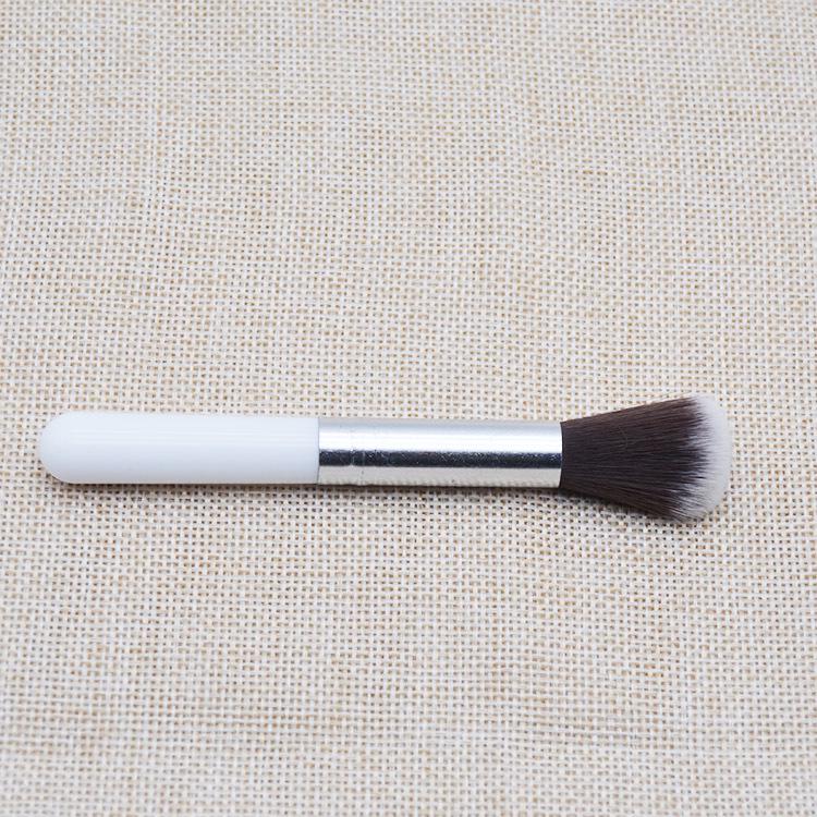 Compact Blush & Highlight Brush - Ideal for Blending, Brightening, and Dust Removal