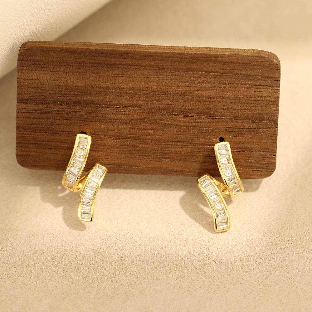 Koreańska wersja super błyszczących modnych kolczyków bez dziurki 2025 nowy modny super błyszczący cyrkon wyszczuplający twarz klipsy do uszu temperamentowe damskie mod