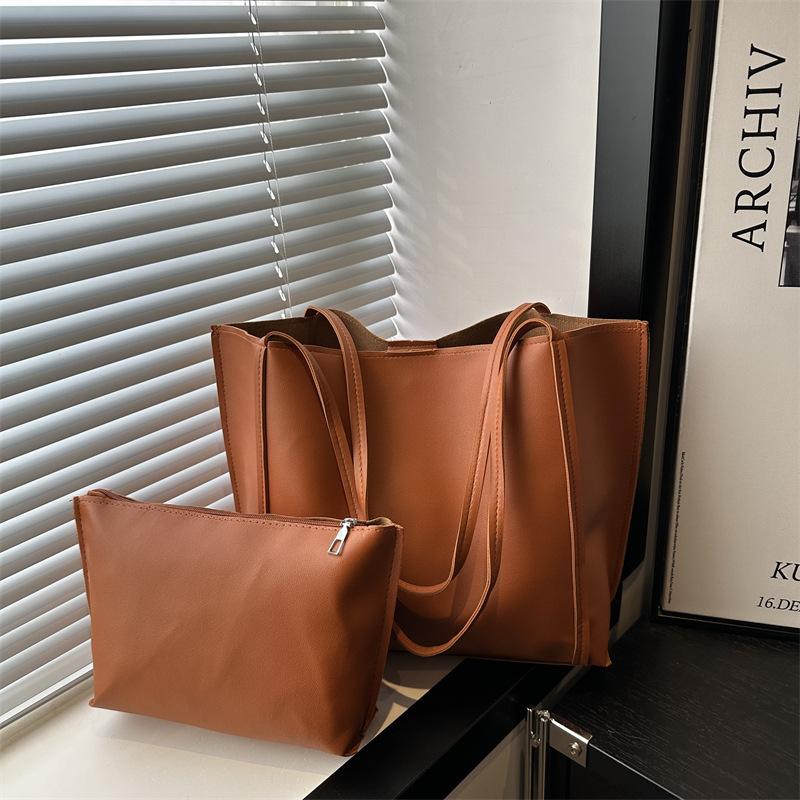 

Retro casual sense 2025 autumn large capacity tote bag foreign style fashion portable commuting essential versatile artifact коричневий