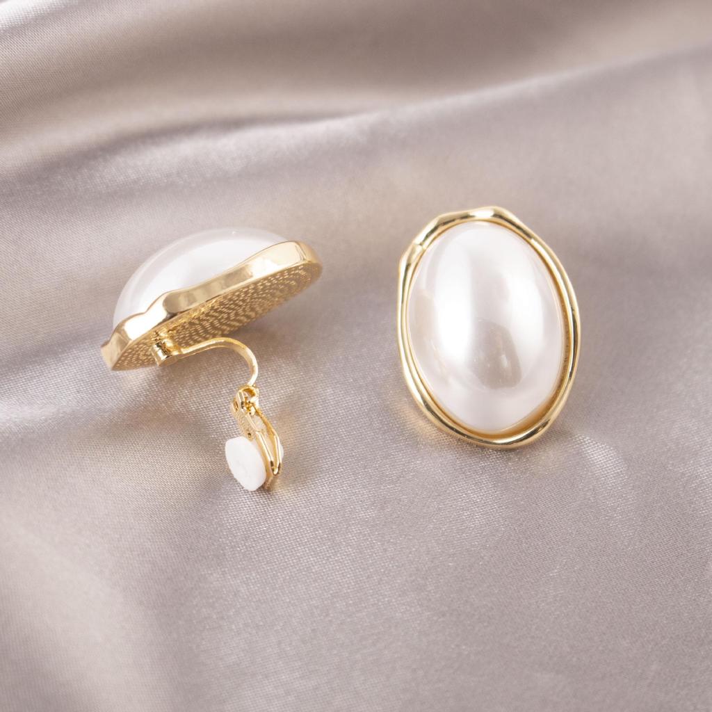 Elegant Clip-On Triangle Earrings for Non-Pierced Ears - Versatile, Light Luxury for Everyday Wear.