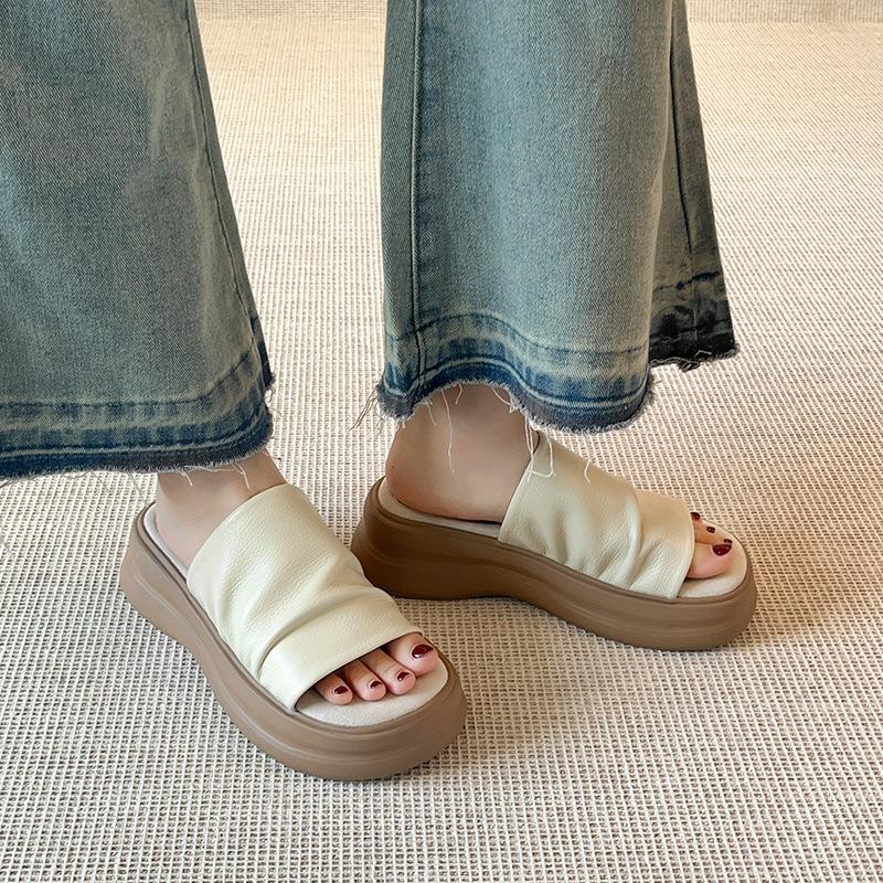 Pleated feeling~ Lightweight slippers women's thick bottom increases height, summer new one-word casual outer wear is not tired, cool feet slippers w