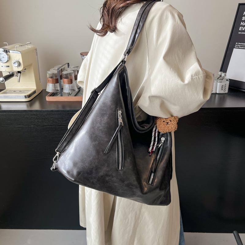 Trendy and Fashionable Large-capacity Shoulder Bag Korean Version Niche Design Backpack Women's 2025 New Commuter Tote Bag