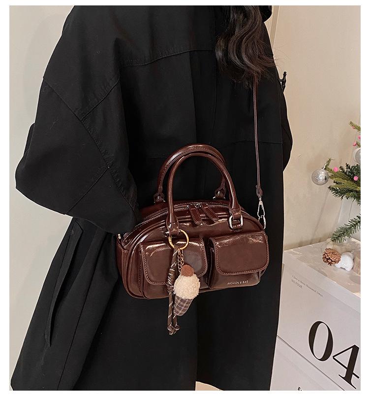 Dámská retro lakovaná crossbody bowlingová taška s dvojitou kapsou