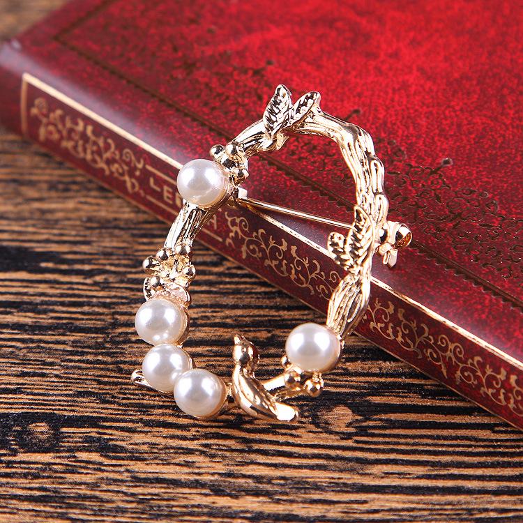 Retro Baroque Pearl Brooch Hollow Bird Branch Literary Style Pin for Women's Accessory Exquisite Ethnic Style Hypoallergenic Luxury Long-Lasting Color