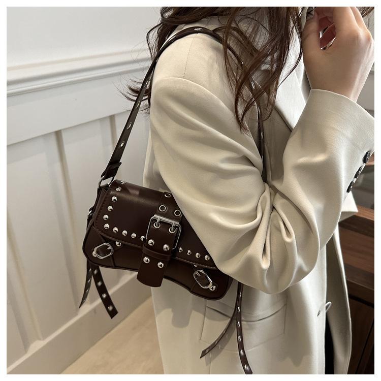 Modische Schultertasche aus Kunstleder für Damen Punk-Stil Nieten Hobo Handtasche mit Kettenriemen