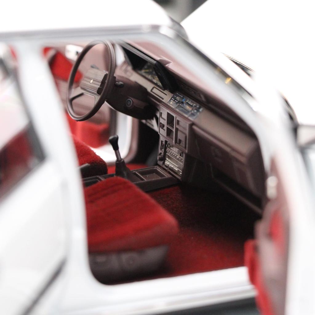 Freestyle XiaoGuang Modellmaßstab Toyota Crown MS122 Weiß Fertigprodukt 1/18 (Roter Innenraum) 8250611W-1