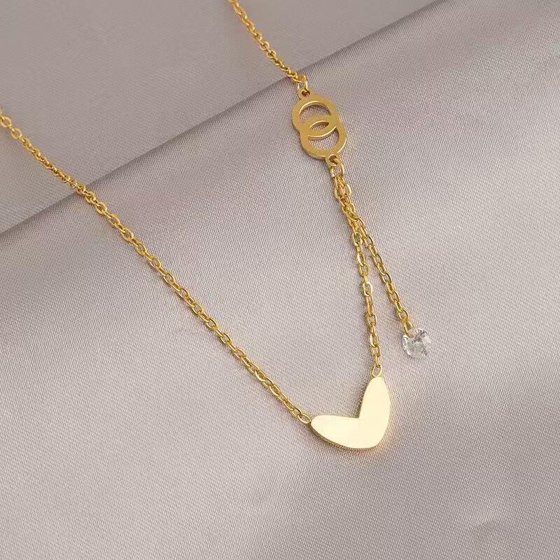 Women's Light Luxury Gold Titanium Steel Necklace - Non-fading, Versatile, High-end Fashion Clavicle Chain Choker.