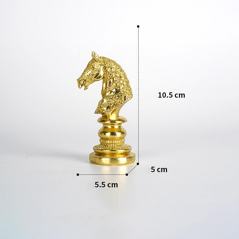 Pryskyřičné řemeslné šachy Zlatý král Abstraktní portrét Socha Šachová figurka Dekorativní figurky Pokojové dekorační doplňky