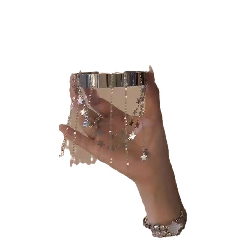 Spicy Girl Style: Chic Tassel Star Arm Band, Sweet yet Cool Metal Design, Trendy and Edgy Arm Bracelet