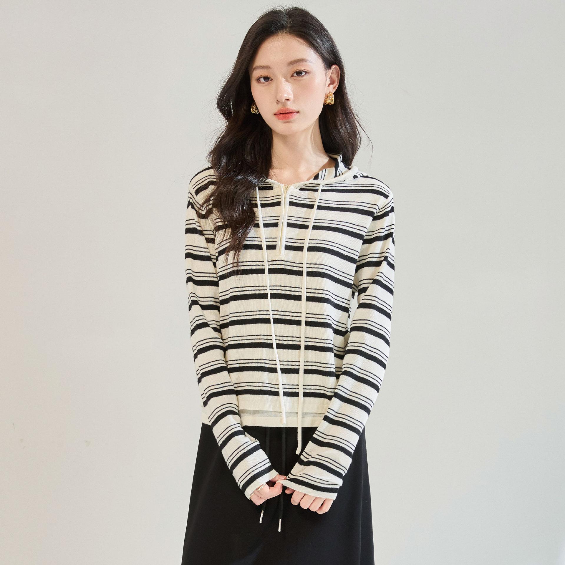 

Осенний шерстяной свитер с капюшоном и вставками из шелка тутового дерева - Женский приталенный пуловер-худи One Size