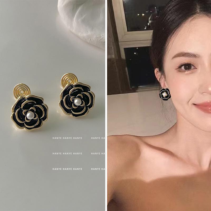 French Retro Pearl Clip-On Earrings: Mosquito Coil Design, Hong Kong Niche Style, No Piercing Needed, Women's High-End Fashion Accessories.
