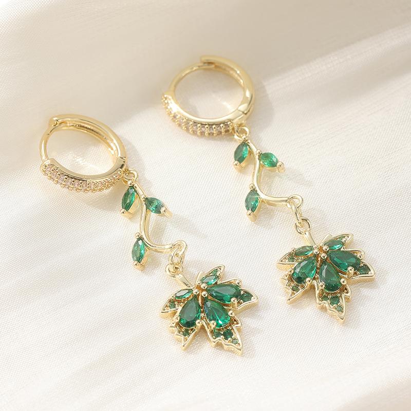 Vintage Emerald Maple Leaf Pattern Dangle Earrings for Women Elegant Golden Plated Pendant Earrings Jewelry Accessories
