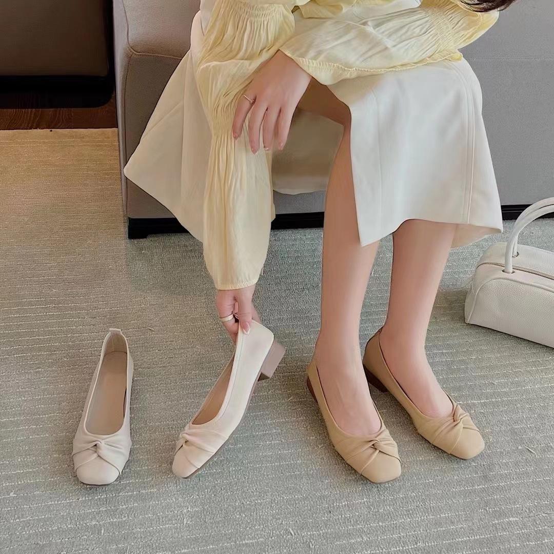 

~ Spring and summer square head shallow mouth simple soft leather low heel flat sole shoes grandma shoes women 39