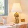 Heimdekoration Serie: Hundeförmige Tischlampe mit goldlackiertem Schirm und konischem Leinen-Schirm