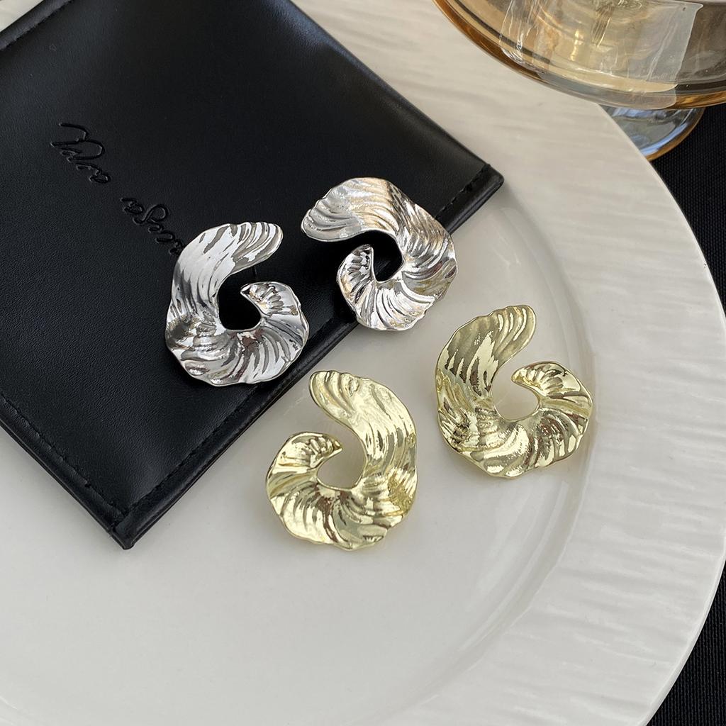 Personality Exaggerated Pleated Metal Irregular Stud Earrings Fashion Niche Light Luxury Design High-End Geometric Earrings