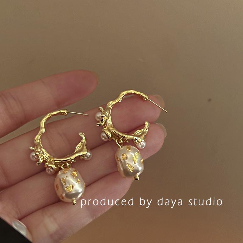 Chic 2024 Gold Foil Pearl C-Shape Earrings: Elegant French Retro Design