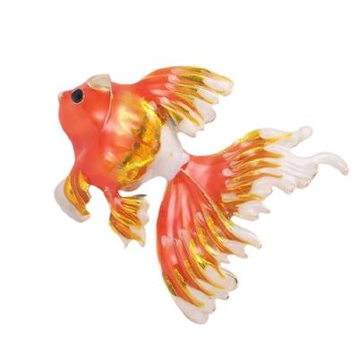 Brož se zlatou rybkou Trendy přívěsek ryby Špendlík na klopu Kovové smaltované detaily Doplňky oblečení