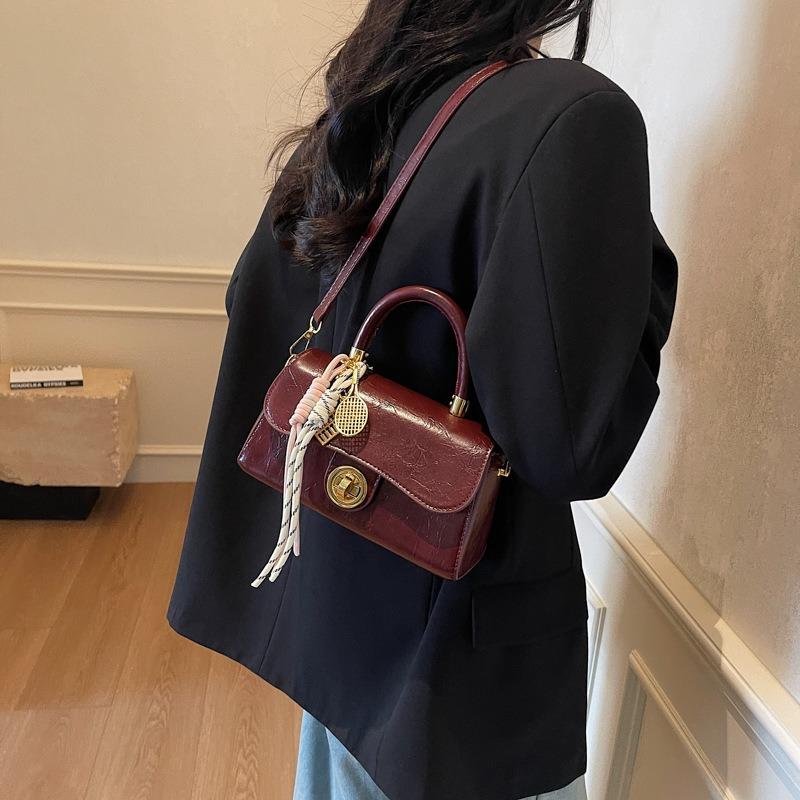 Premium Sense Portable Small Square Bag Women's New Popular Versatile Shoulder Messenger Bag Retro Commuter Bag