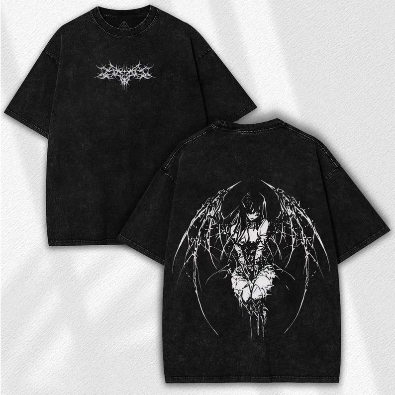 Dämonenengel Wasch-T-Shirt: Gotischer Dunkler Streetwear-Stil - Ketten & Metallflügel Artw