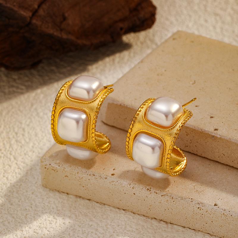French C-shaped earrings women's design sense pearl retro temperament ins Internet celebrity silver needle earrings court style earrings