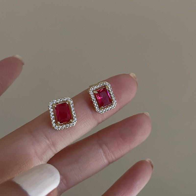 Boucles d'oreilles tulipe rétro françaises boucles d'oreilles amour design temperament sens des détails boucles d'oreilles diamant boucles d'oreilles mode coréenne