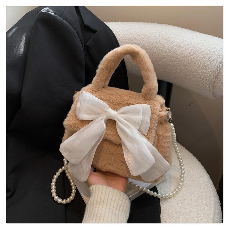 

Plush handbag women s 2025 new spring tide Korean version fashion bow single shoulder oblique span beaded small square bag темно-коричневого