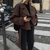 Brauner zweireihiger Woll-Cropped-Blazer mit Reverskerbe und Vordertaschen